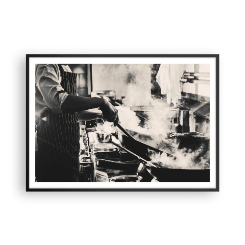 Poster in cornice nera - Uno chef al lavoro in cucina con il vapore che esce da una padella - 100x70cm - L'alchimia dei sapori - Decorazione murale moderna per soggiorno e camera da letto ARTTOR