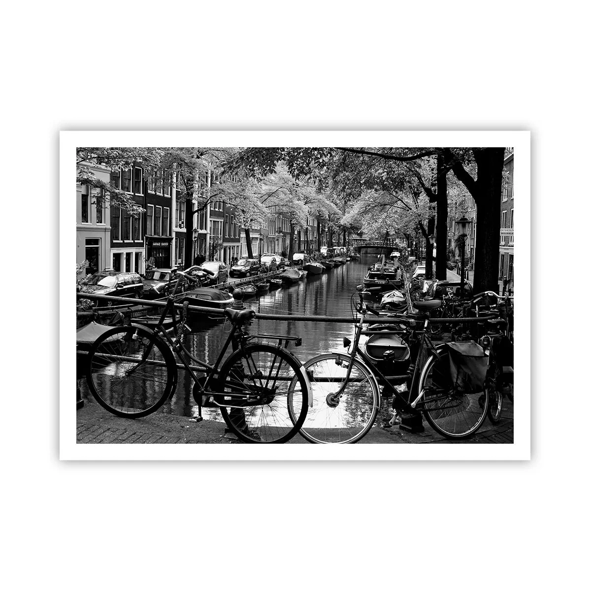 Poster - Canale con biciclette in fotografia in bianco e nero - 100x70cm - Vista molto olandese - Decorazione murale moderna per soggiorno e camera da letto ARTTOR