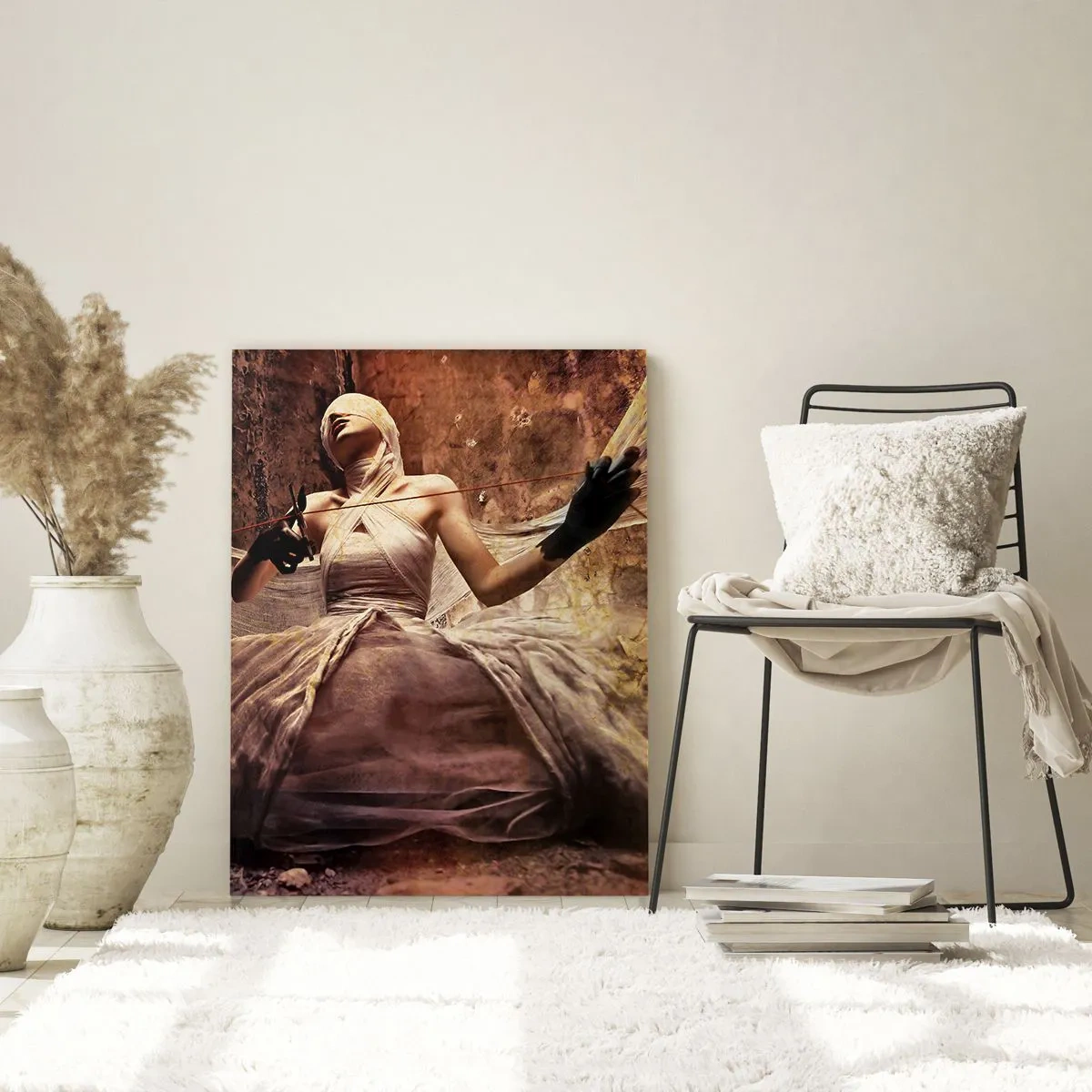 Quadro su vetro - Figura di donna in un ambiente artistico con tessuti - 50x70cm - La dea del destino - Decorazione murale moderna per soggiorno e camera da letto ARTTOR