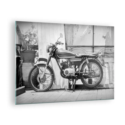 Quadro su vetro - Una motocicletta in stile retrò appoggiata a un muro di legno - 70x50cm - La classicità sopra a tutto - Decorazione murale moderna per soggiorno e camera da letto ARTTOR