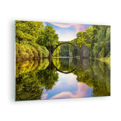 Quadro su vetro - Un ponte di pietra riflesso nella calma superficie del lago - 70x50cm - All'incontro di due mondi - Decorazione murale moderna per soggiorno e camera da letto ARTTOR