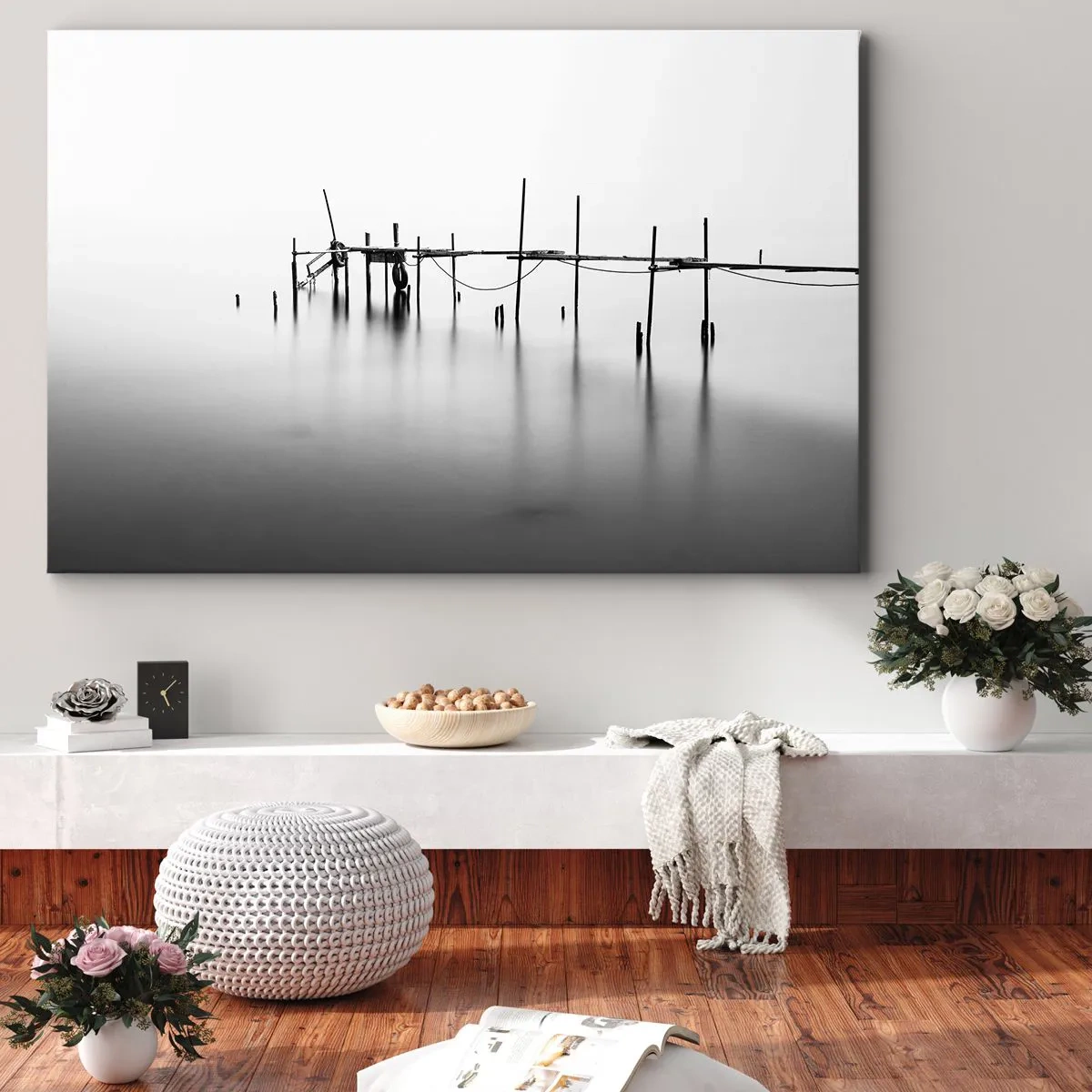 Quadro su tela - Stampe su Tela - Un molo bianco e nero immerso in un paesaggio nebbioso - 70x50cm - E se la luce non c'è? - Decorazione murale moderna per soggiorno e camera da letto ARTTOR