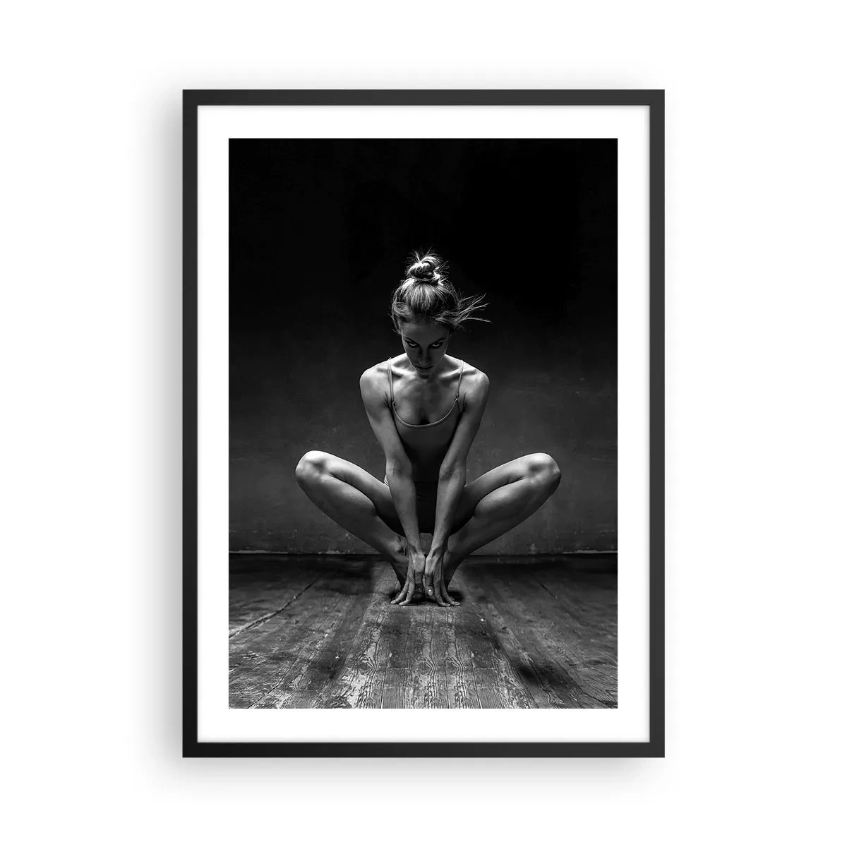 Poster in cornice nera - Fotografia in bianco e nero di una ballerina in una posa artistica. - 50x70cm - La concentrazione dell'energia della danza - Decorazione murale moderna per soggiorno e camera da letto ARTTOR