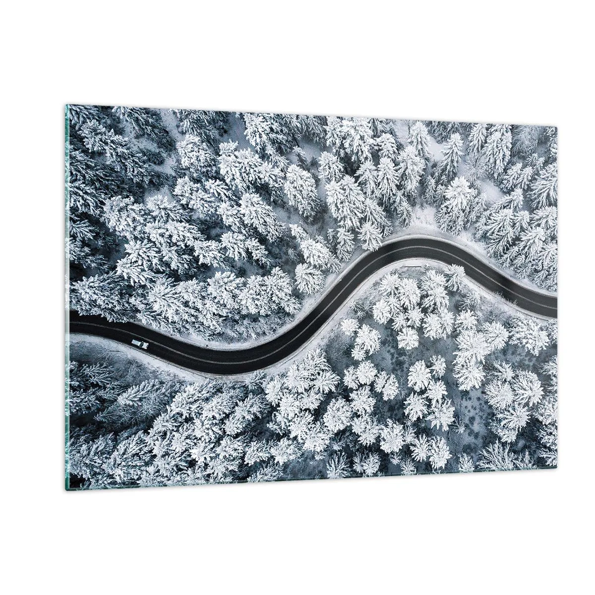 Quadro su vetro - Una strada tortuosa attraverso una foresta invernale vista da un drone - 120x80cm - Attraverso il bosco invernale - Decorazione murale moderna per soggiorno e camera da letto ARTTOR
