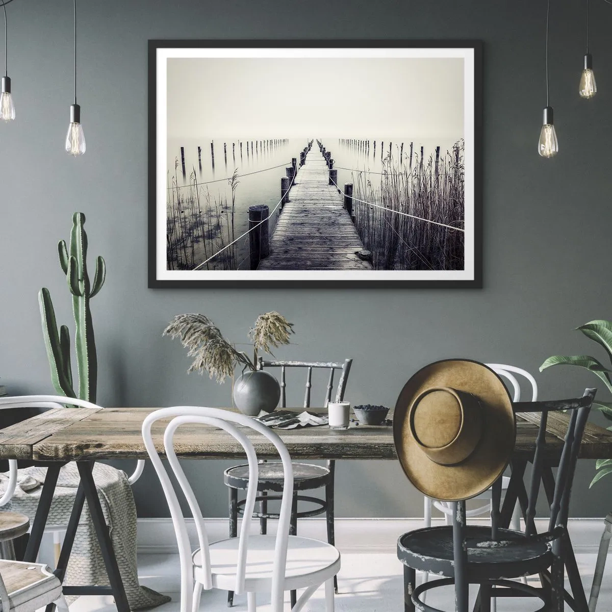 Poster in cornice nera - Un ponte di legno che conduce in uno spazio nebbioso - 70x50cm - Immergiti nella pace - Decorazione murale moderna per soggiorno e camera da letto ARTTOR