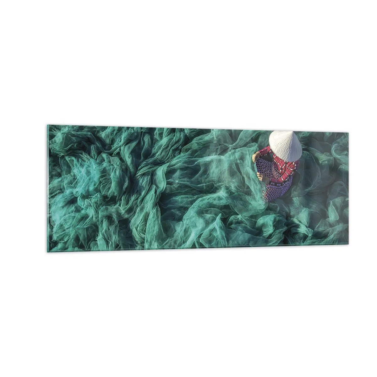 Quadro su vetro - Una persona con un cappello tra reti da pesca verdi - 140x50cm - Nel mare di reti - Decorazione murale moderna per soggiorno e camera da letto ARTTOR