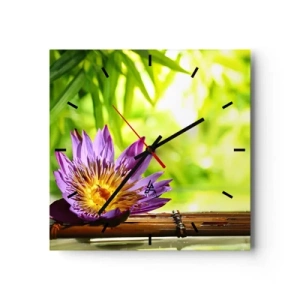 Orologio da parete - Orologio in Vetro - Fiore di loto viola su uno sfondo di foglie di bambù verdi - 30x30cm - Al sole dell'Asia - Decorazione murale moderna per soggiorno e camera da letto ARTTOR