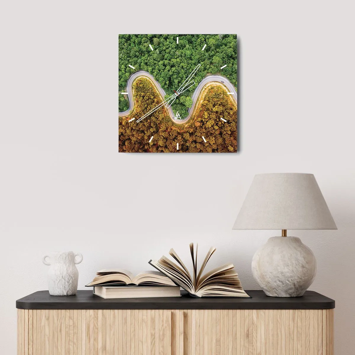 Orologio da parete - Orologio in Vetro - Una strada tortuosa attraverso la foresta vista da una prospettiva a volo d'uccello - 30x30cm - Confine e separazione - Decorazione murale moderna per soggiorno e camera da letto ARTTOR