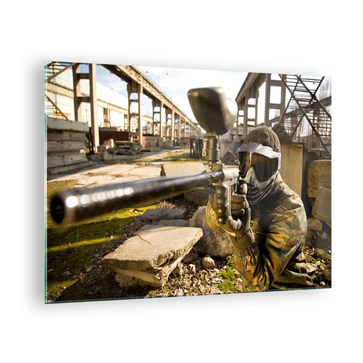 Quadro su vetro - Giocatore di paintball in azione in un ambiente industriale - 70x50cm - Anche tu puoi essere un eroe - Decorazione murale moderna per soggiorno e camera da letto ARTTOR