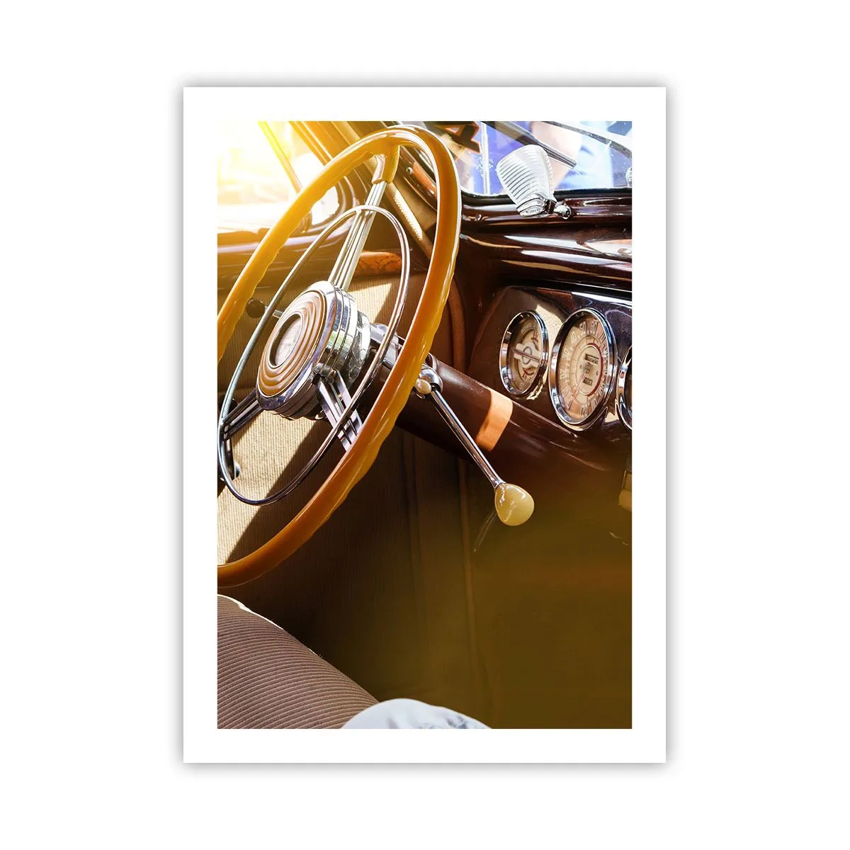 Poster - Interno di un'auto d'epoca con volante - 50x70cm - Un soffio di lusso dal passato - Decorazione murale moderna per soggiorno e camera da letto ARTTOR