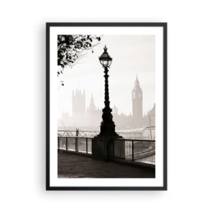 Poster in cornice nera - Una fotografia in bianco e nero di un faro sullo sfondo di monumenti cittadini nebbiosi. - 50x70cm - Un mattino a Londra - Decorazione murale moderna per soggiorno e camera da letto ARTTOR