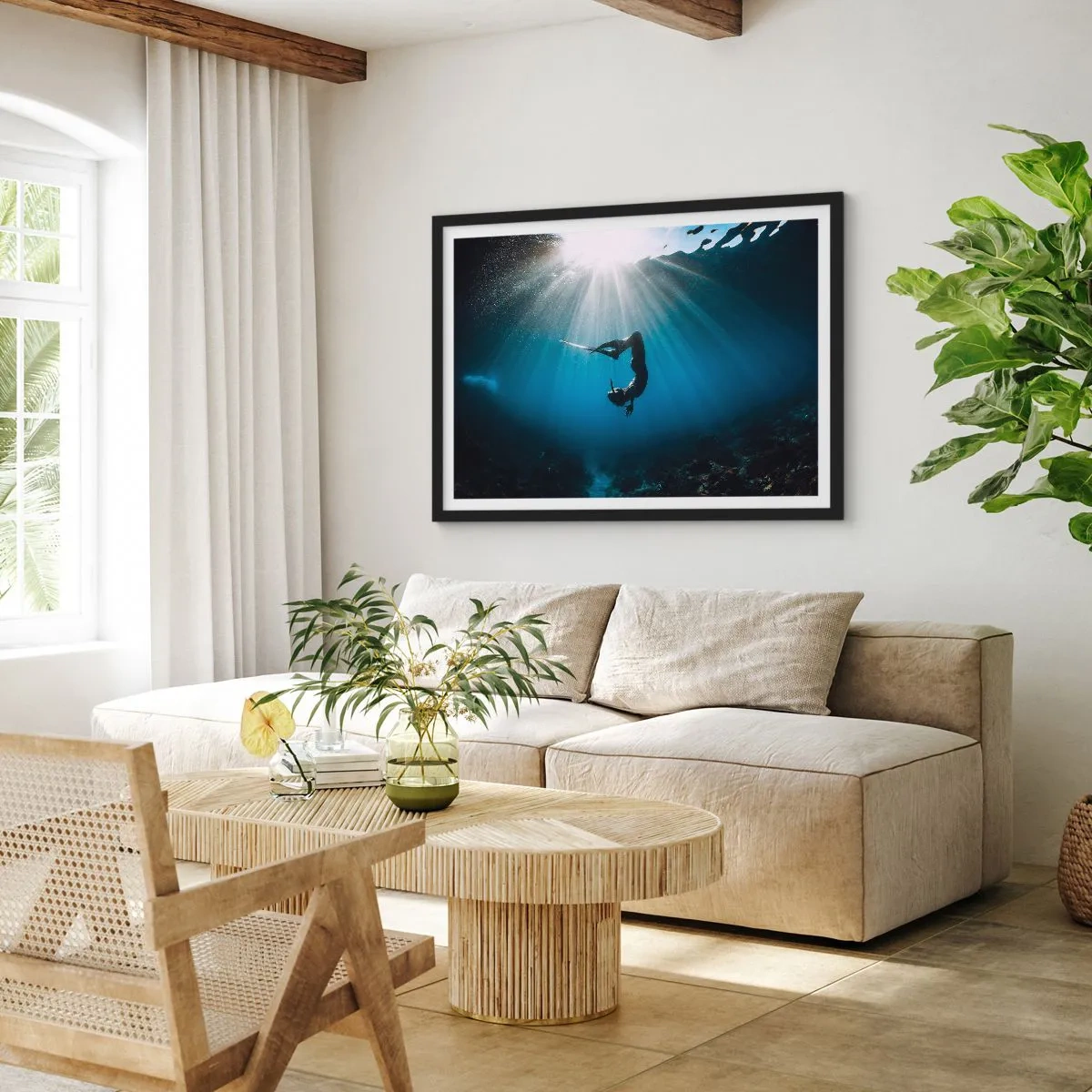 Poster in cornice nera - Un subacqueo che galleggia in un raggio di luce sott'acqua - 70x50cm - Danza subacquea - Decorazione murale moderna per soggiorno e camera da letto ARTTOR