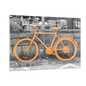 Quadro su vetro - Illustrazione di una bicicletta dipinta di arancione su uno sfondo bianco e nero. - 120x80cm - Vai, ti aspetto qui - Decorazione murale moderna per soggiorno e camera da letto ARTTOR