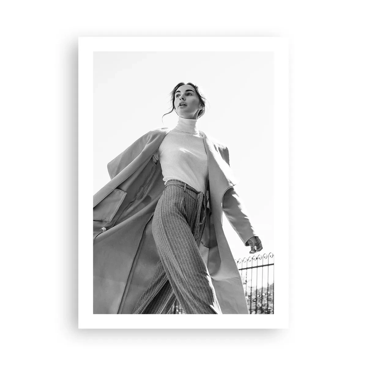 Poster - Una donna elegante con un lungo cappotto cammina con sicurezza - 50x70cm - Vieni con me? - Decorazione murale moderna per soggiorno e camera da letto ARTTOR