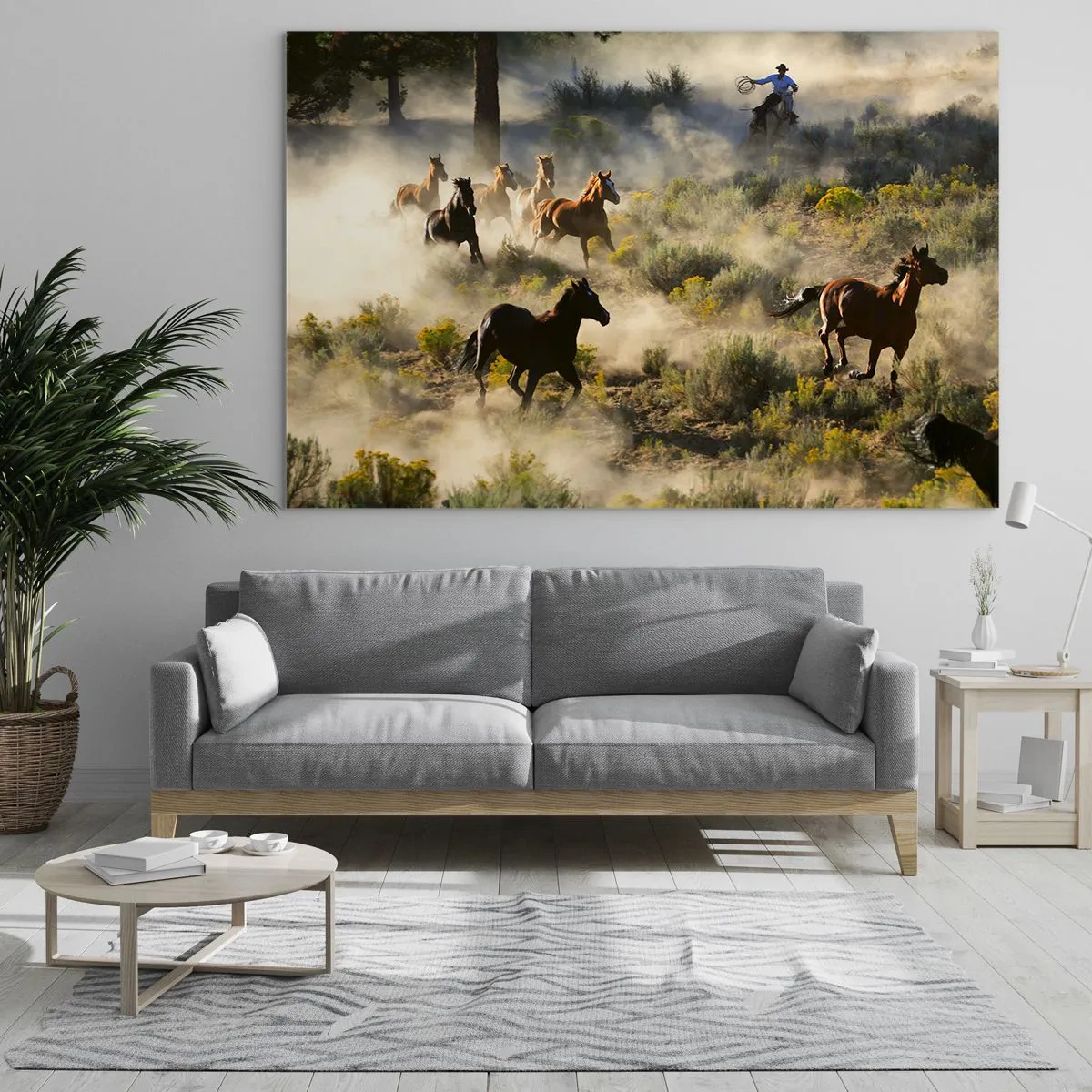 Quadro su vetro - Una mandria di cavalli al galoppo nella polvere e un cowboy sullo sfondo della natura - 120x80cm - Rivalità: libertà o forza mascolina? - Decorazione murale moderna per soggiorno e camera da letto ARTTOR