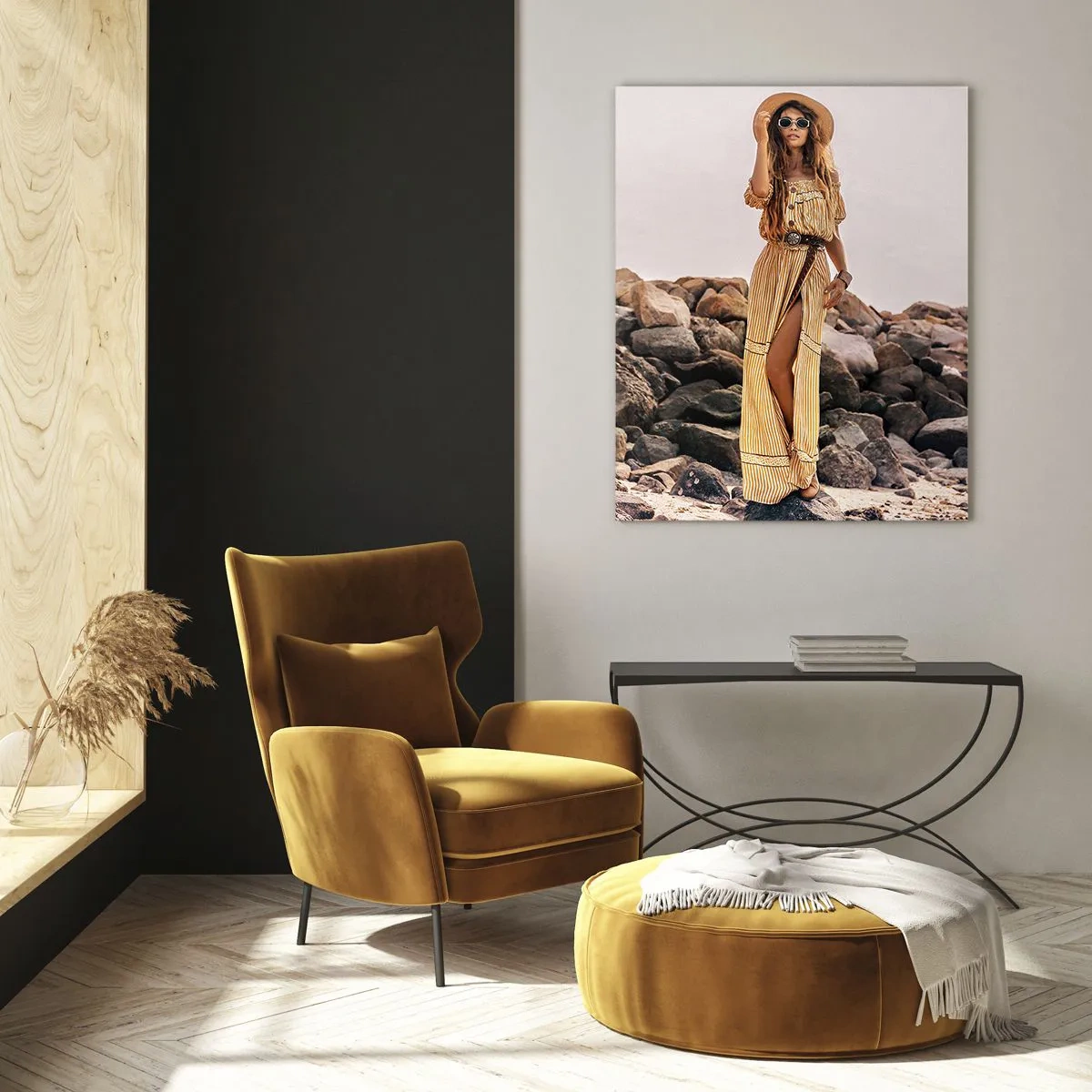 Quadro su vetro - Una donna con un abito in stile boho contro una costa rocciosa - 50x70cm - La magia delle pietre - Decorazione murale moderna per soggiorno e camera da letto ARTTOR