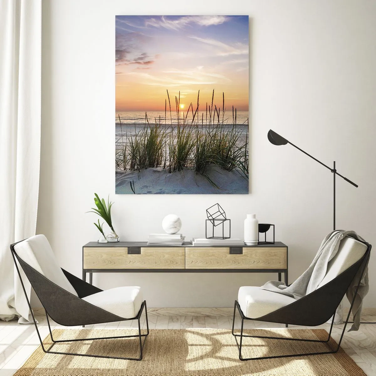 Quadro su vetro - Una spiaggia sabbiosa al tramonto con l'erba sullo sfondo - 70x100cm - Guarda, pensa, senti - Decorazione murale moderna per soggiorno e camera da letto ARTTOR