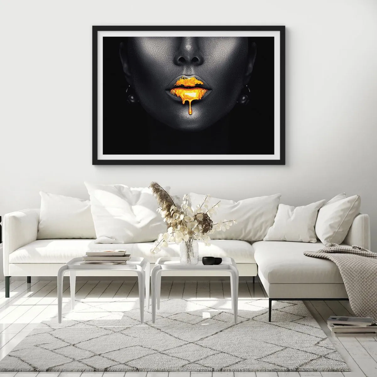 Poster in cornice nera - Ritratto nero e oro di una donna con una goccia d'oro sulle labbra - 100x70cm - Boccadoro - Decorazione murale moderna per soggiorno e camera da letto ARTTOR
