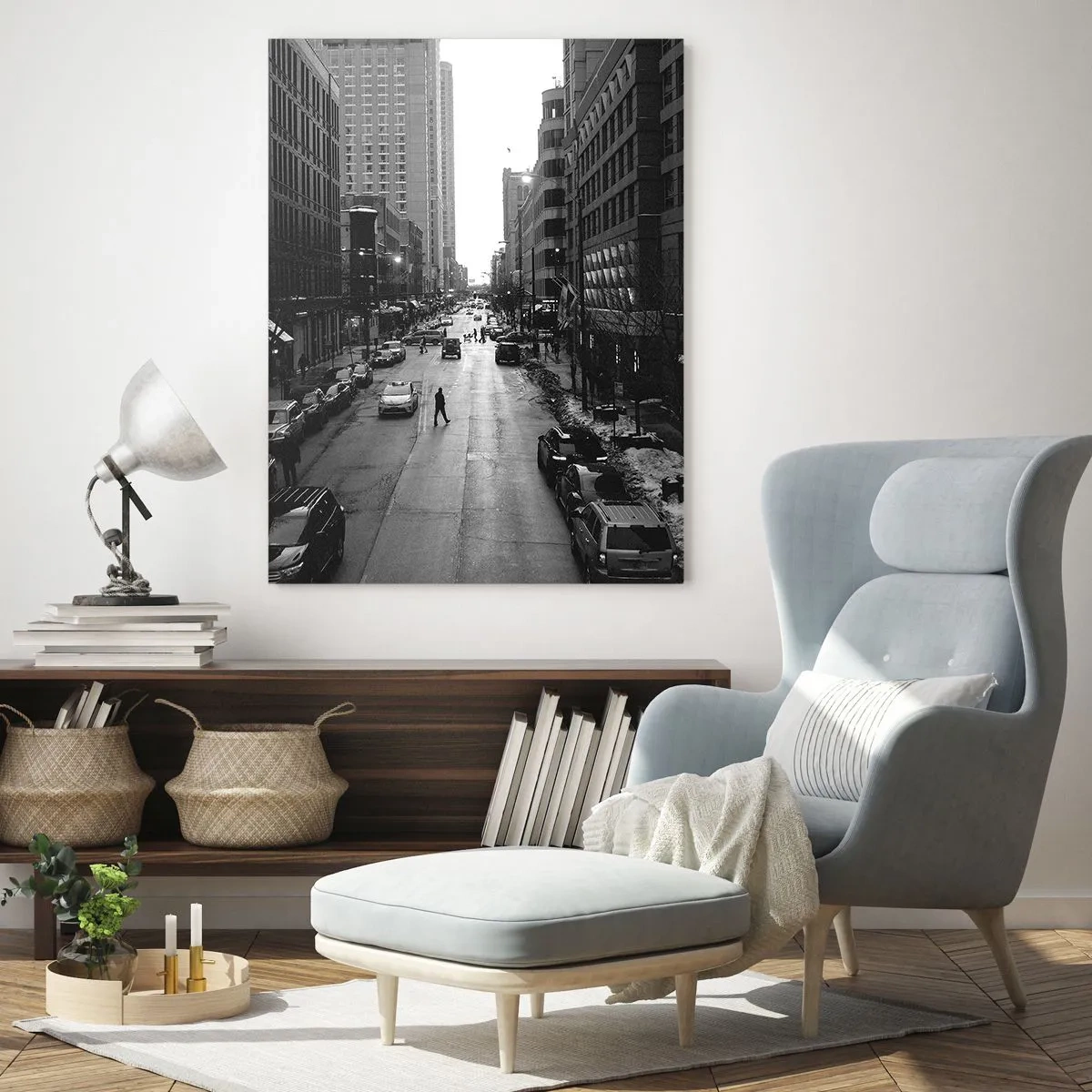 Quadro su vetro - Una strada bianca e nera nel centro della città con auto e pedoni - 80x120cm - Un giorno come tanti - Decorazione murale moderna per soggiorno e camera da letto ARTTOR