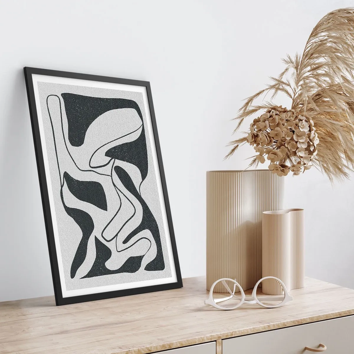Poster in cornice nera - Astrazione in bianco e nero con forme organiche - 50x70cm - Gioco astratto nel labirinto - Decorazione murale moderna per soggiorno e camera da letto ARTTOR