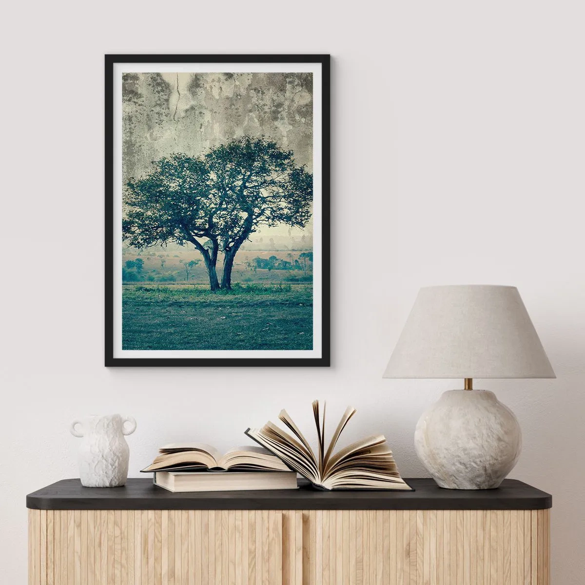 Poster in cornice nera - Un albero solitario in un paesaggio rustico - 50x70cm - Un melo su un prato blu? - Decorazione murale moderna per soggiorno e camera da letto ARTTOR