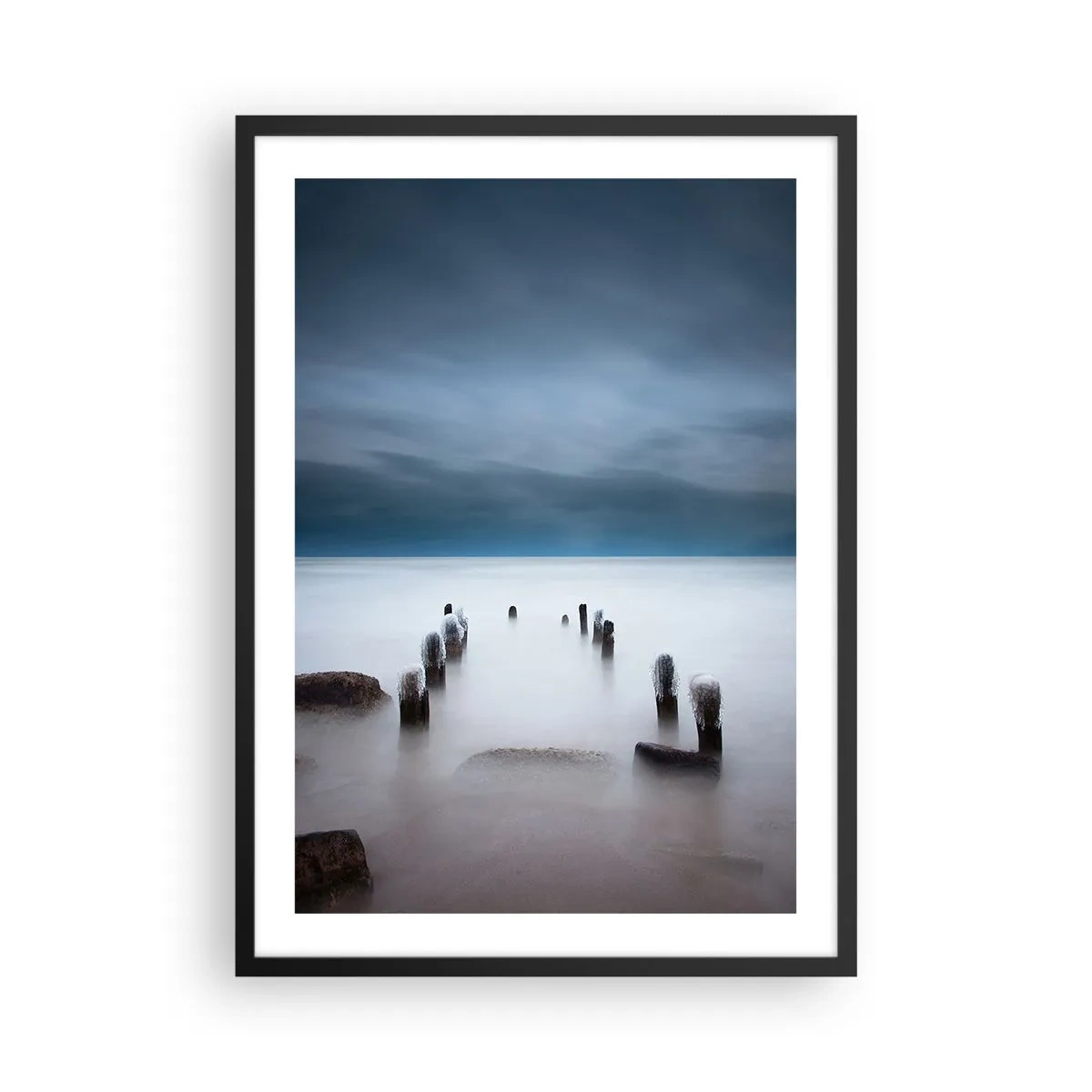 Poster in cornice nera - Una suggestiva vista di pali di legno nell'acqua - 50x70cm - Lago pensieroso - Decorazione murale moderna per soggiorno e camera da letto ARTTOR