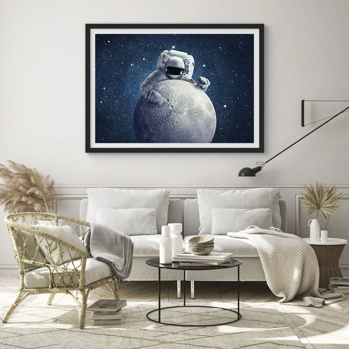 Poster in cornice nera - Astronauta che tiene la luna contro un cielo stellato - 70x50cm - Burlone spaziale - Decorazione murale moderna per soggiorno e camera da letto ARTTOR