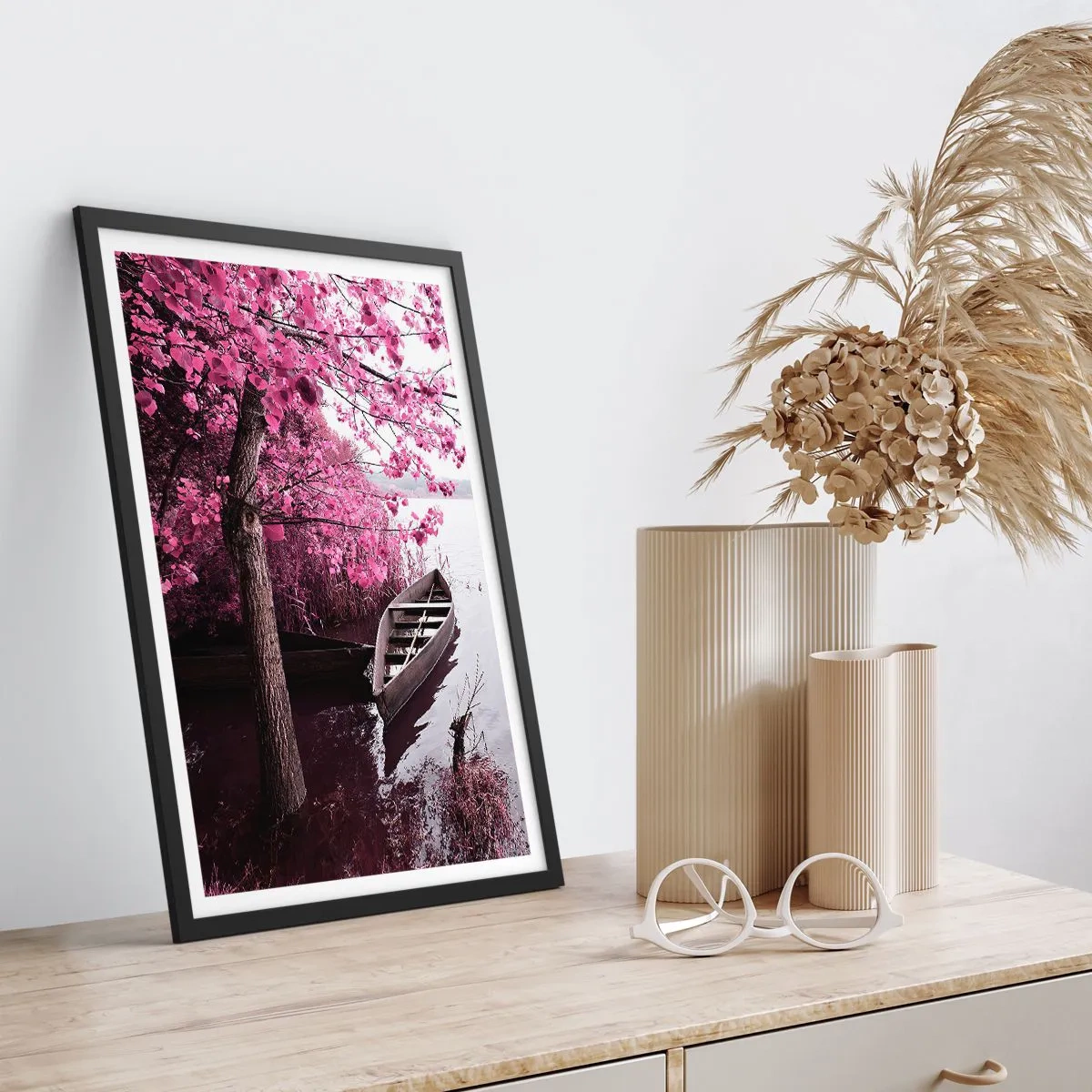 Poster in cornice nera - Una barca sulla riva di un lago sotto un albero con foglie in fiore - 50x70cm - Nel silenzio rosa - Decorazione murale moderna per soggiorno e camera da letto ARTTOR