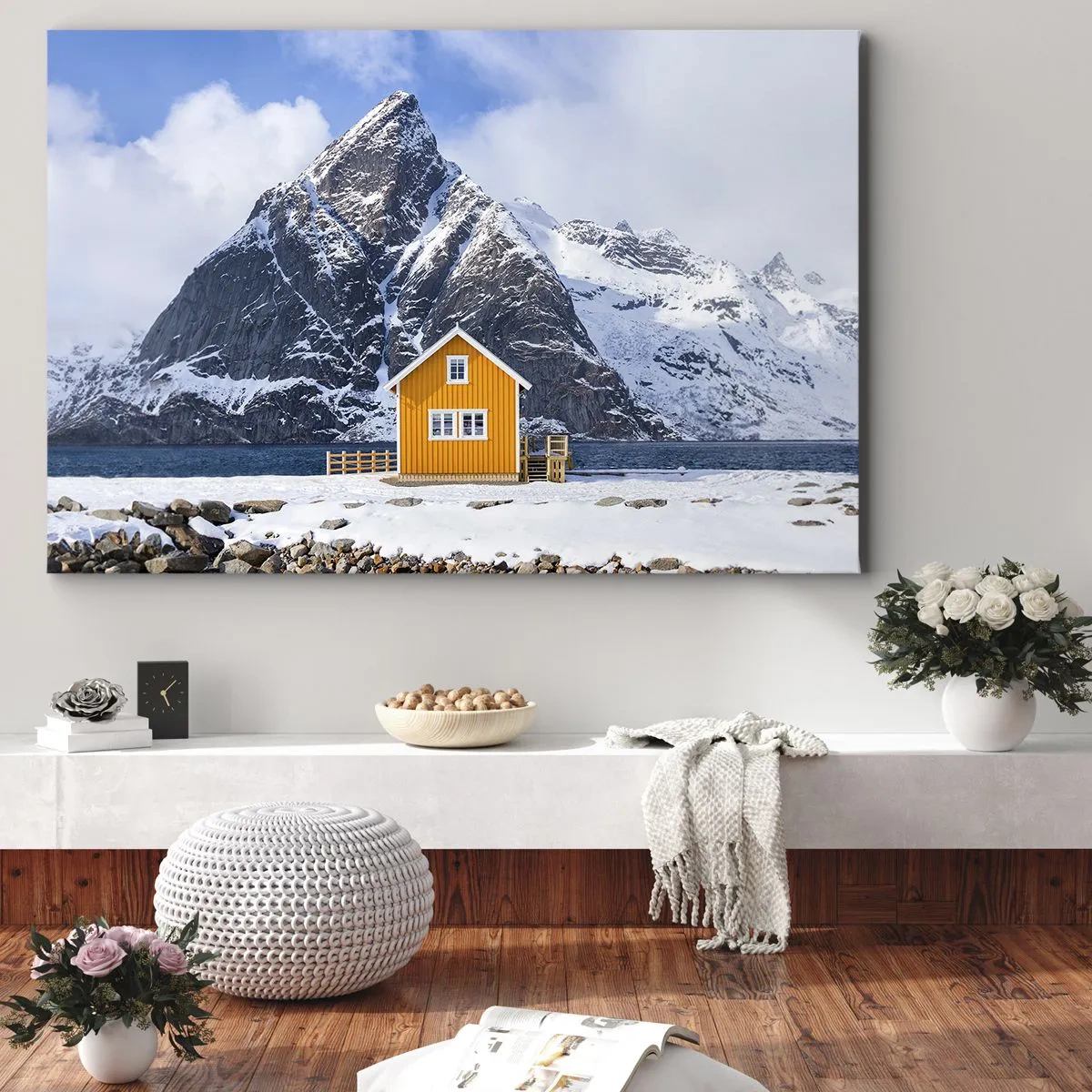 Quadro su tela - Stampe su Tela - Una casa gialla sullo sfondo delle montagne innevate e del mare - 120x80cm - Vacanze scandinave - Decorazione murale moderna per soggiorno e camera da letto ARTTOR