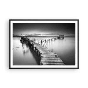 Poster in cornice nera - Un molo di legno su un lago calmo in tonalità di grigio - 100x70cm - La pace della riva dimenticata - Decorazione murale moderna per soggiorno e camera da letto ARTTOR