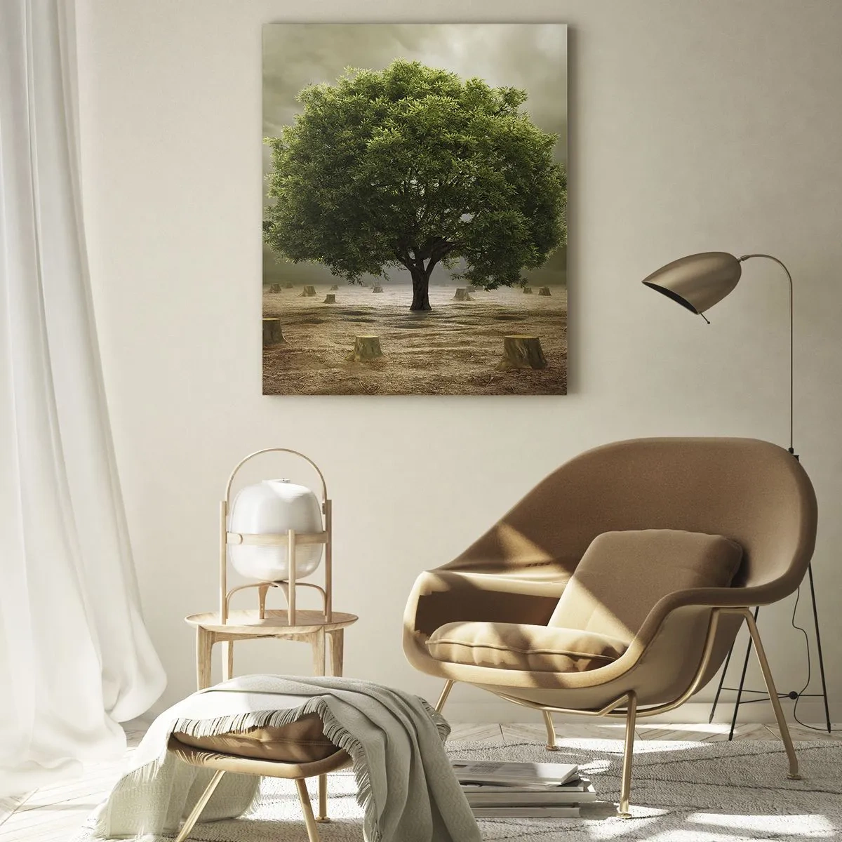 Quadro su vetro - Un albero verde circondato da tronchi d'albero abbattuti contro un cielo nuvoloso - 80x120cm - Ogni speranza - Decorazione murale moderna per soggiorno e camera da letto ARTTOR