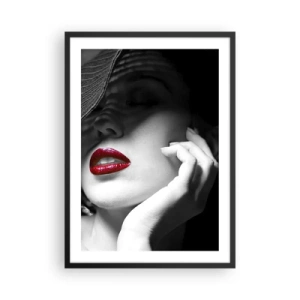 Poster in cornice nera - Ritratto di una donna con un cappello e labbra rosse - 50x70cm - Studio in scarlatto - Decorazione murale moderna per soggiorno e camera da letto ARTTOR