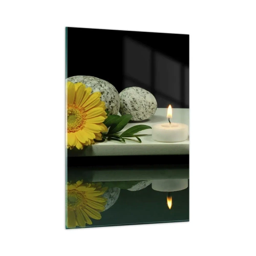 Quadro su vetro - Fiore giallo, candele e pietre sullo sfondo dell'acqua - 80x120cm - Il sollievo dei sensi - Decorazione murale moderna per soggiorno e camera da letto ARTTOR