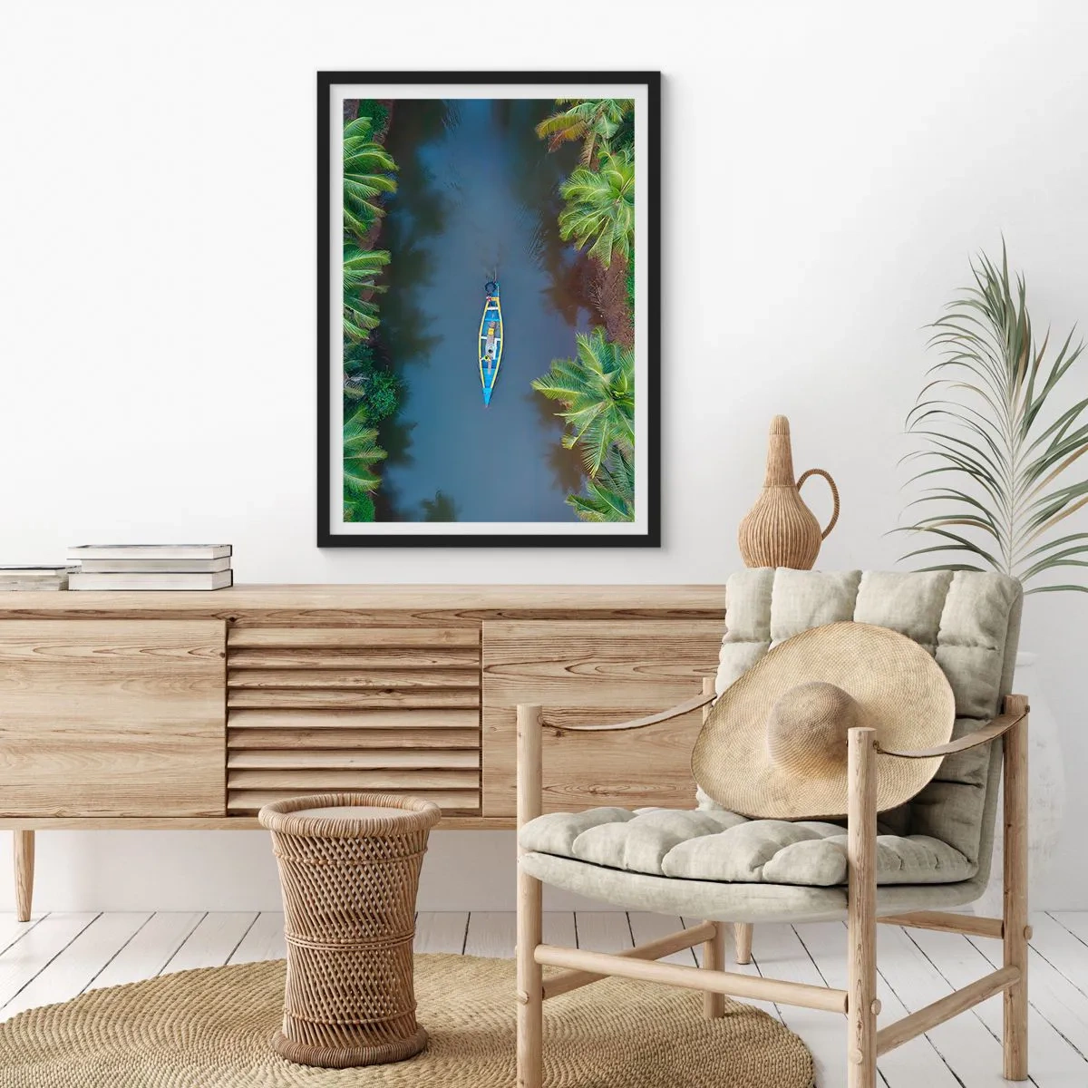 Poster in cornice nera - Vista aerea di una barca che galleggia su un fiume tropicale - 50x70cm - Sul percorso tropicale - Decorazione murale moderna per soggiorno e camera da letto ARTTOR