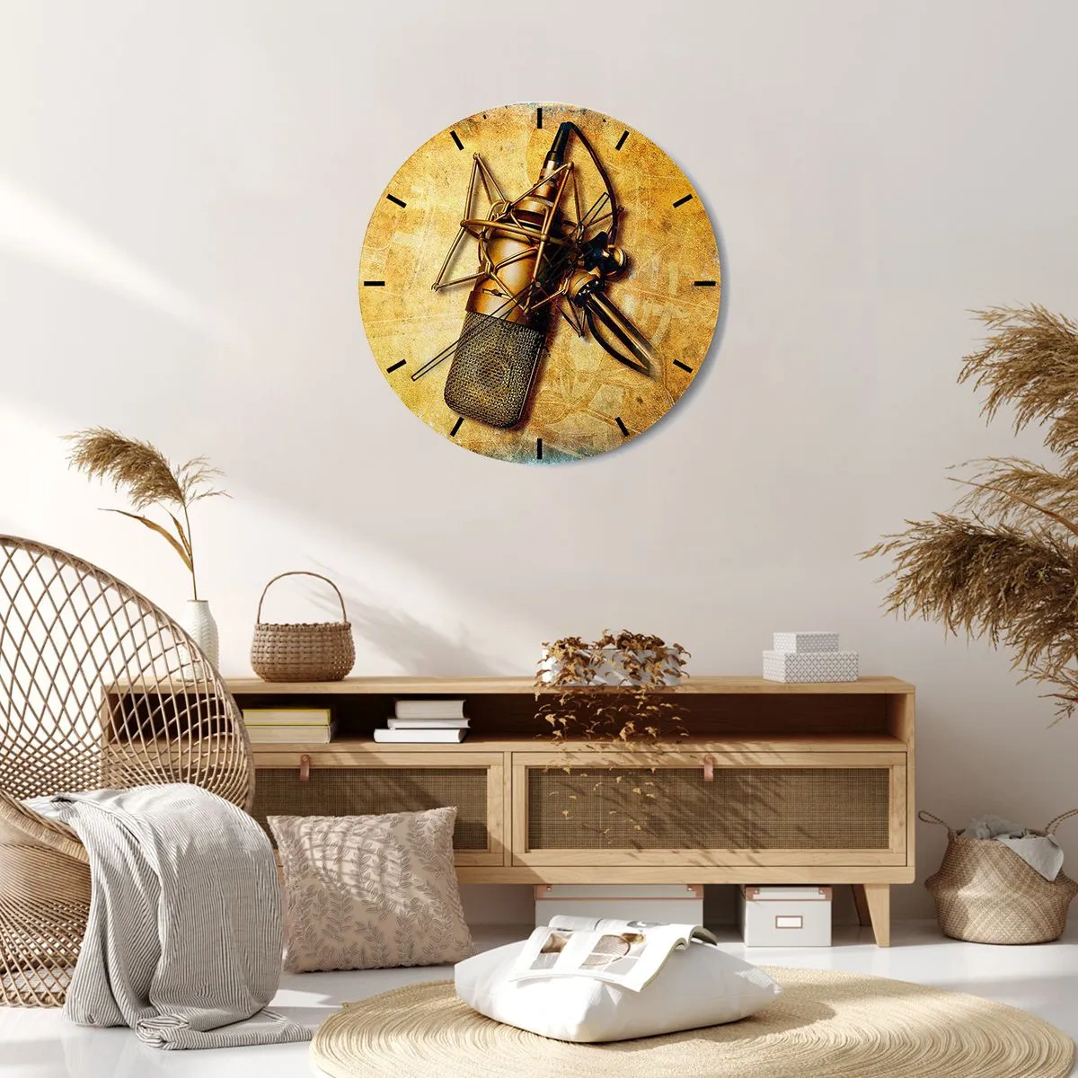 Orologio da parete - Orologio in Vetro - Un motivo di microfono da studio su uno sfondo color oro - 30x30cm - Gli anni d'oro della radio - Decorazione murale moderna per soggiorno, cucina e camera da letto ARTTOR