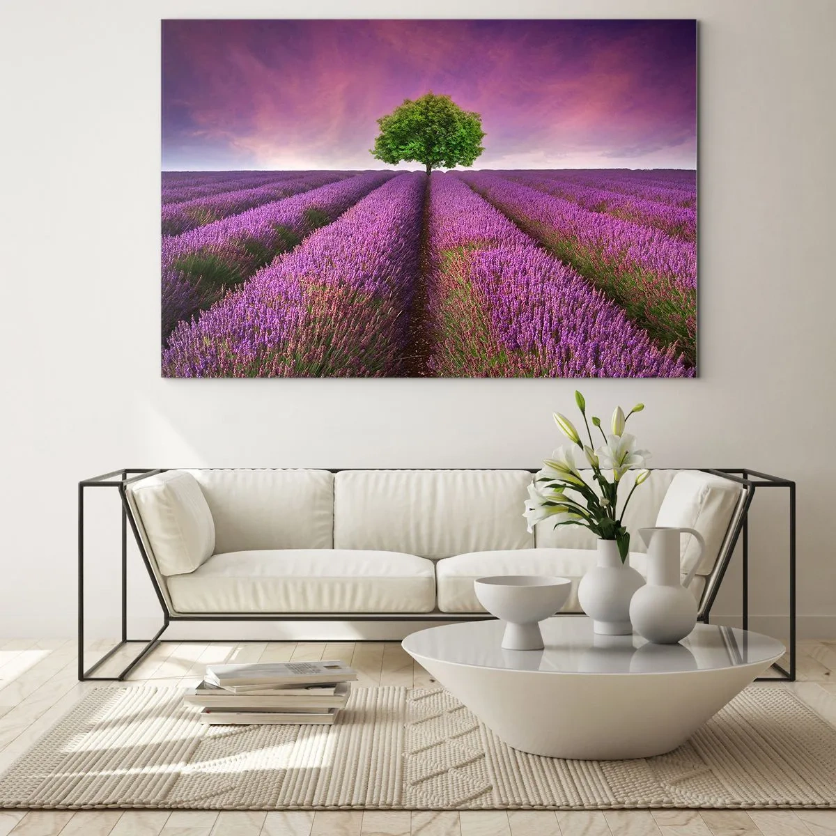 Quadro su vetro - Un campo di lavanda con un albero solitario contro il cielo - 70x50cm - Sui campi di lavanda - Decorazione murale moderna per soggiorno e camera da letto ARTTOR
