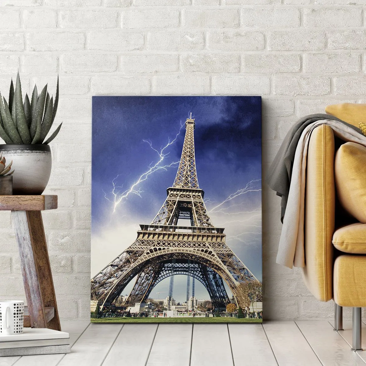 Quadro su tela - Stampe su Tela - La Torre Eiffel con un cielo tempestoso e fulmini sullo sfondo - 70x100cm - La signora delle tempeste - Decorazione murale moderna per soggiorno e camera da letto ARTTOR