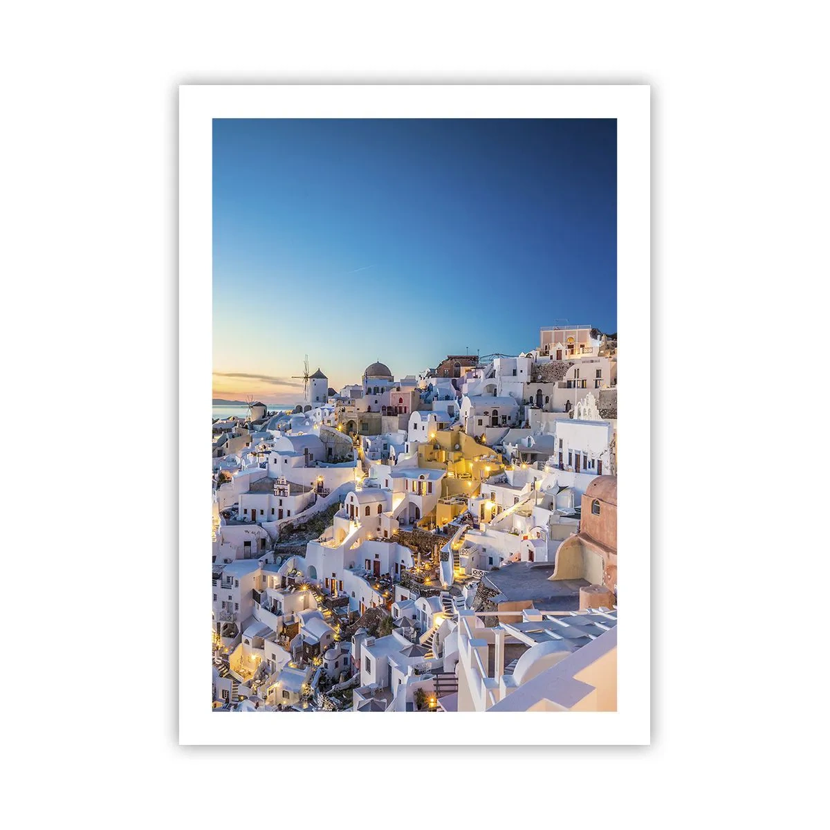 Poster - Vista delle case illuminate di Santorini al tramonto - 50x70cm - Essenza della grecità - Decorazione murale moderna per soggiorno e camera da letto ARTTOR