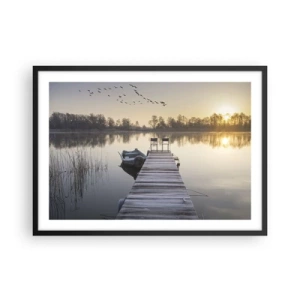 Poster in cornice nera - Un molo sul lago al mattino con una barca e delle sedie - 70x50cm - Tornerò un giorno - Decorazione murale moderna per soggiorno e camera da letto ARTTOR