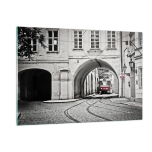 Quadro su vetro - Tram bianco e nero in una vecchia strada - 120x80cm - Attraverso il labirinto cittadino - Decorazione murale moderna per soggiorno e camera da letto ARTTOR