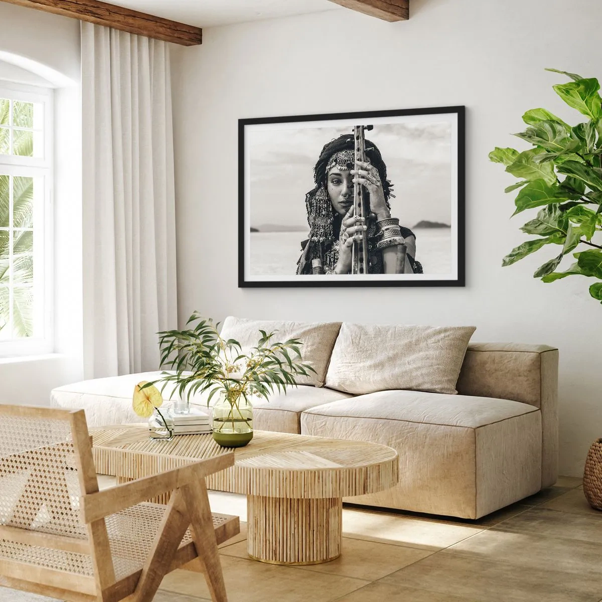 Poster in cornice nera - Ritratto di una donna con gioielli etnici che tiene uno strumento in mano - 100x70cm - La musica dell'oriente - Decorazione murale moderna per soggiorno e camera da letto ARTTOR
