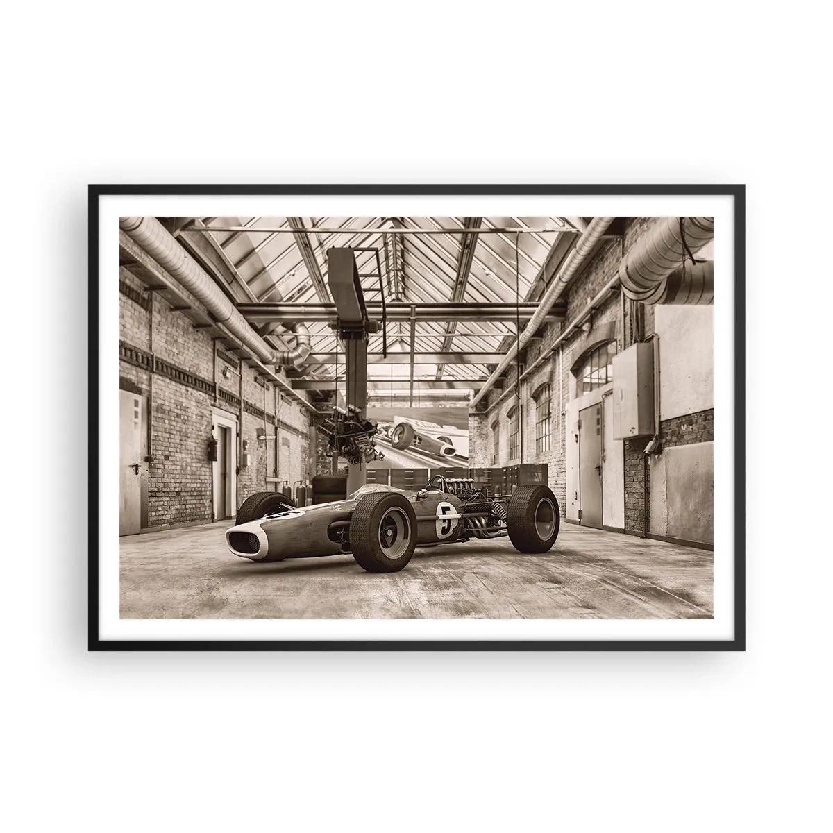 Poster in cornice nera - Auto da corsa in bianco e nero in un interno industriale - 100x70cm - Il riposo del vincitore - Decorazione murale moderna per soggiorno e camera da letto ARTTOR