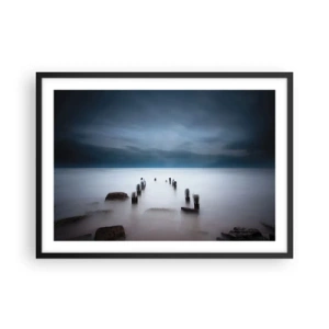 Poster in cornice nera - Il vecchio molo sullo sfondo di un mare calmo - 70x50cm - Lago pensieroso - Decorazione murale moderna per soggiorno e camera da letto ARTTOR