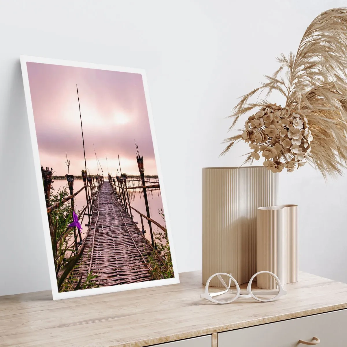 Poster - Ponte di bambù sull'acqua calma al tramonto - 50x70cm - Pace e silenzio dell'Asia - Decorazione murale moderna per soggiorno e camera da letto ARTTOR