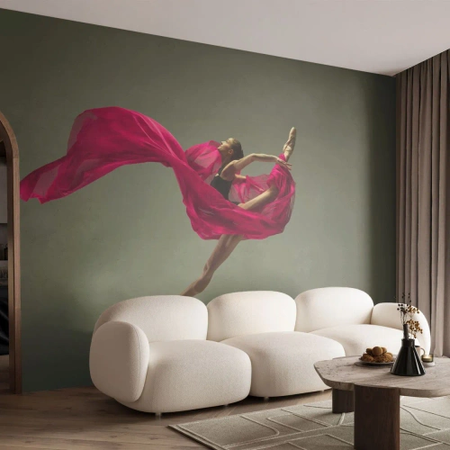 Fotomurali Premium Sand - Una ballerina in volo con un tessuto rosa fluente - 100x70cm - Fiamma danzante - Decorazione murale moderna per soggiorno e camera da letto ARTTOR