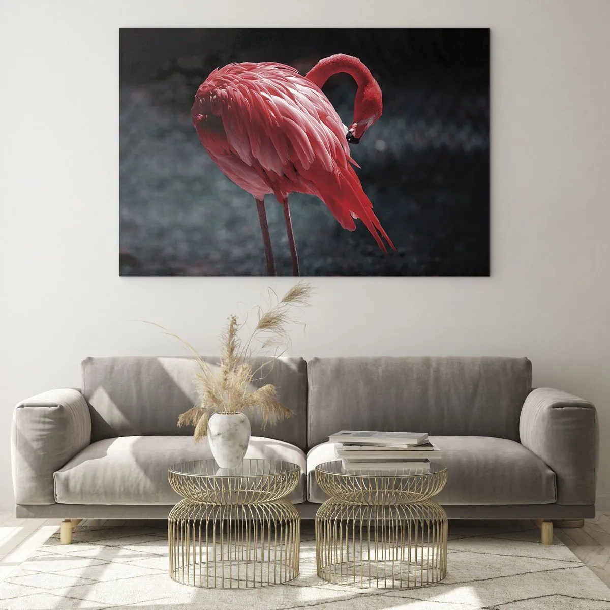 Quadro su vetro - Un fenicottero dalle intense tonalità di rosso su sfondo scuro - 70x50cm - La poesia cremisi della natura - Decorazione murale moderna per soggiorno e camera da letto ARTTOR