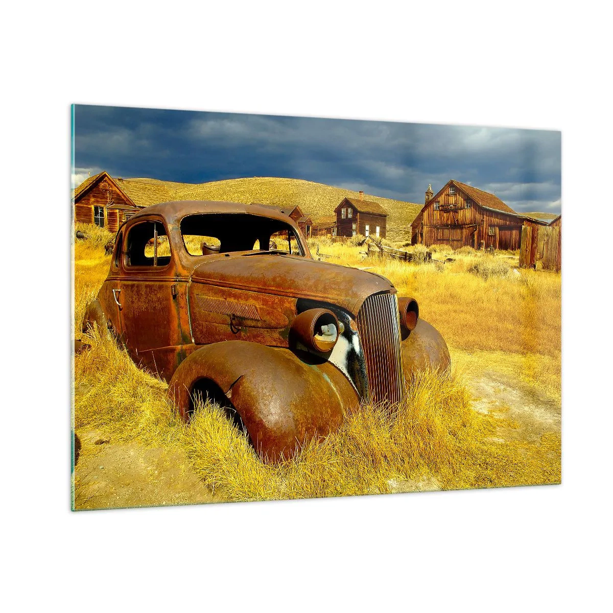 Quadro su vetro - Un'auto d'epoca sullo sfondo di un villaggio deserto - 100x70cm - Meritato riposo - Decorazione murale moderna per soggiorno e camera da letto ARTTOR