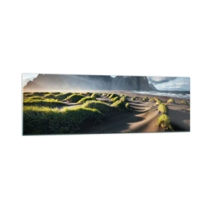 Quadro su vetro - Dune verdi con montagne sullo sfondo sotto un cielo azzurro - 160x50cm - Armonia degli elementi - Decorazione murale moderna per soggiorno e camera da letto ARTTOR