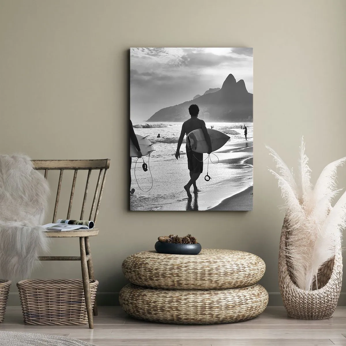 Quadro su tela - Stampe su Tela - Due surfisti camminano sulla spiaggia con le loro tavole bianche e nere. - 70x100cm - Samba su un'unica onda - Decorazione murale moderna per soggiorno e camera da letto ARTTOR