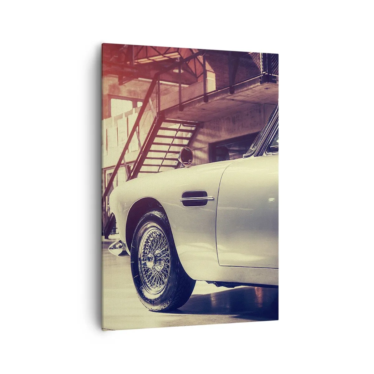 Quadro su tela - Stampe su Tela - Un'auto d'epoca in un elegante garage con interni industriali - 70x100cm - La classicità non invecchia - Decorazione murale moderna per soggiorno e camera da letto ARTTOR
